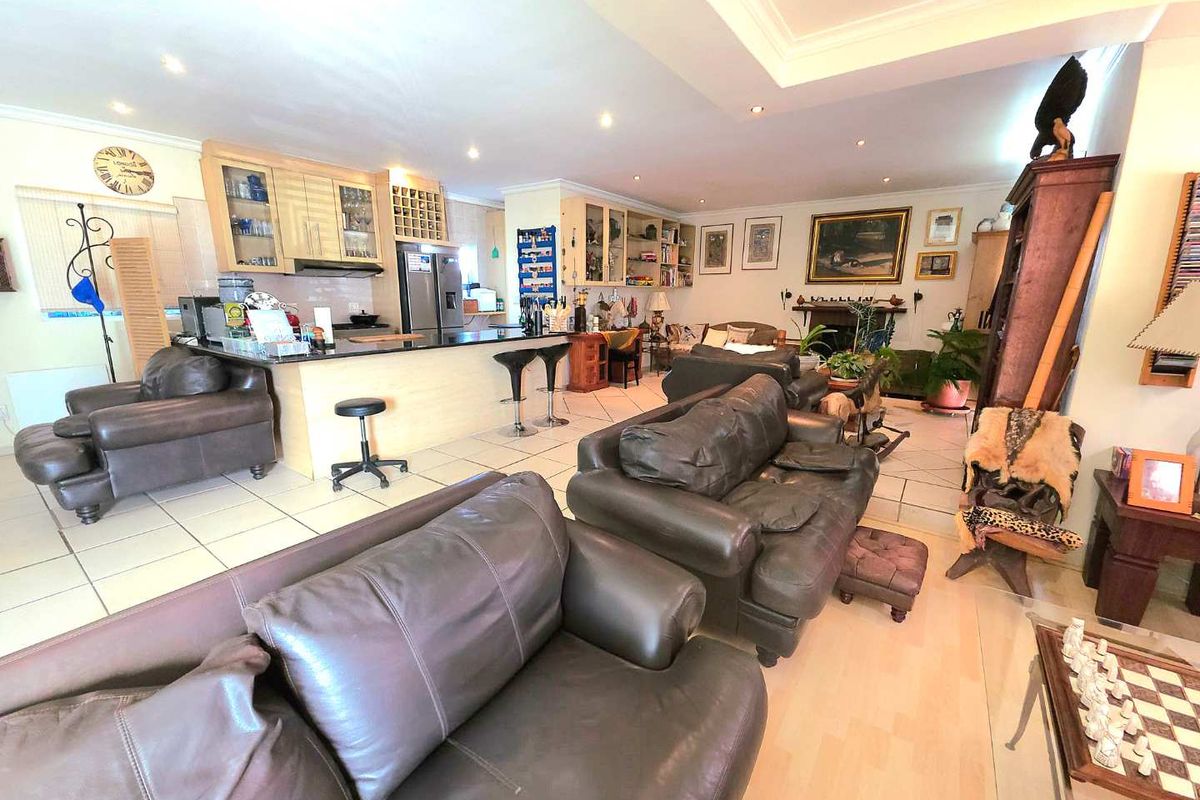 Stylish Family Living in the Heart of Parklands. - Photo 5