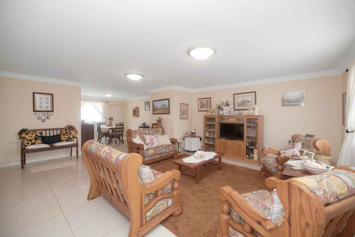 Spacious Double-Storey Home with Sea Views & Entertainer’s Appeal - Photo 5