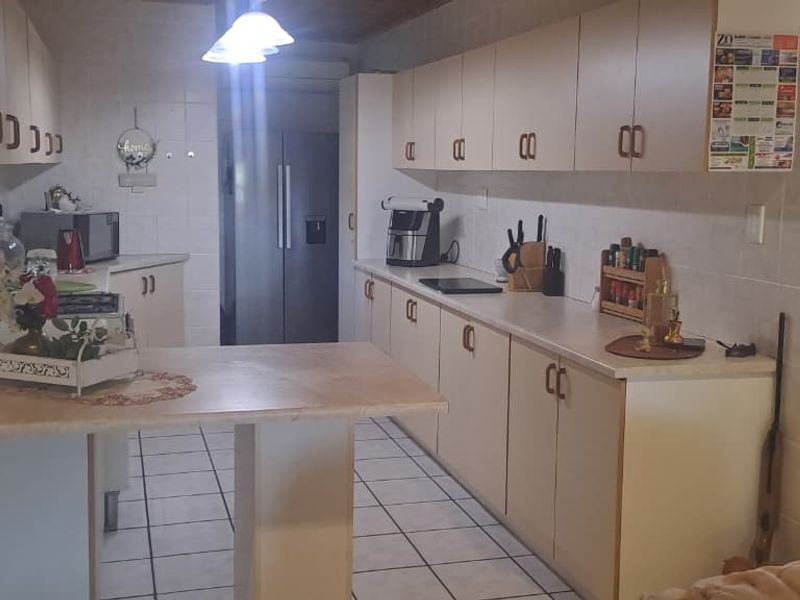 Step into this inviting and well-maintained 3-bedroom home, designed for comfortable family living and effortless entertaining! - Photo 7