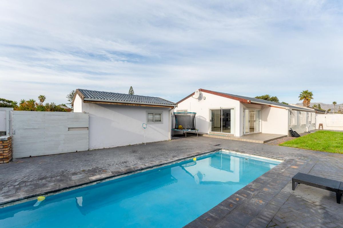 FOR SALE: Stylish 3-Bedroom Home in Desirable Zeekoevlei - Photo 2