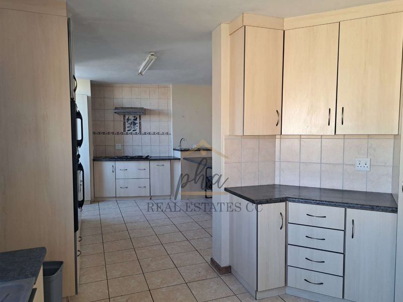 3 Bedroom Family home offering 3 garages for sale in Walvis Bay - Photo 8