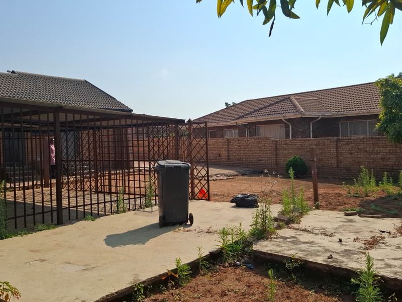 Three bedrooms house for sale in Soshanguve B B - Photo 10