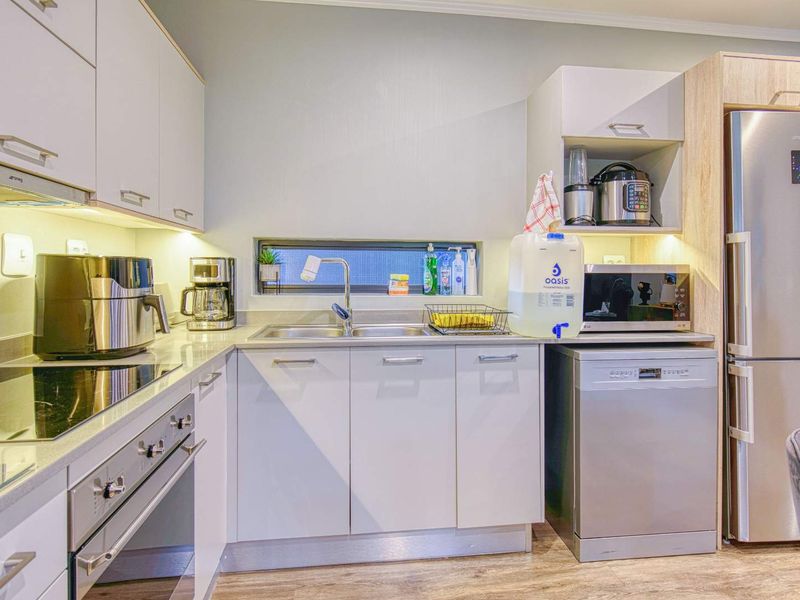 2 Bedroom Apartment to Rent in Rosebank - Photo 5