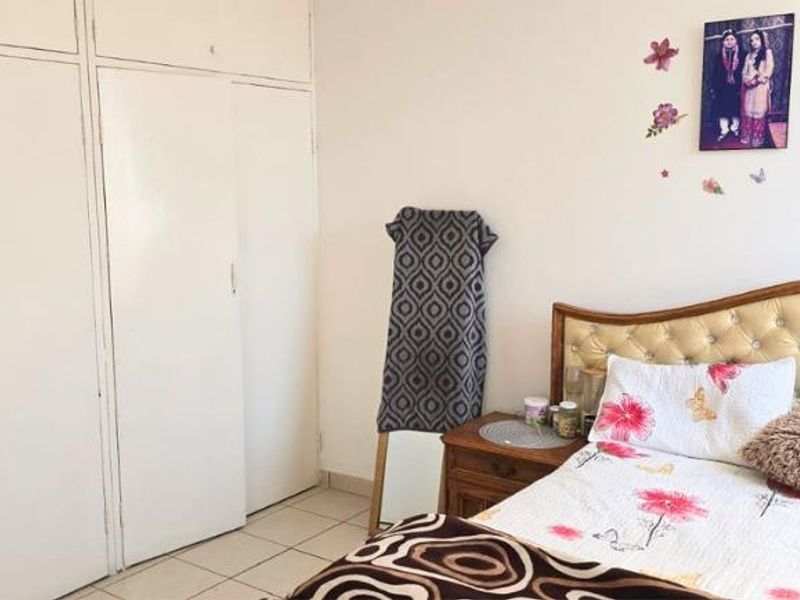 Refurbished Beauty: Spacious 3-Bed, Modern Kitchen & Security - Photo 7
