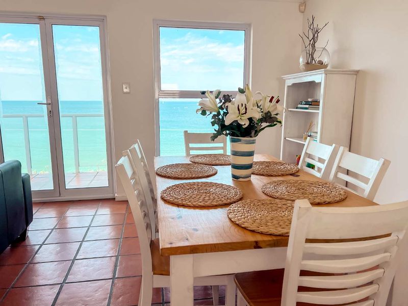 4 BEDROOM TOWNHOUSE WITH SEA VIEWS - Photo 1