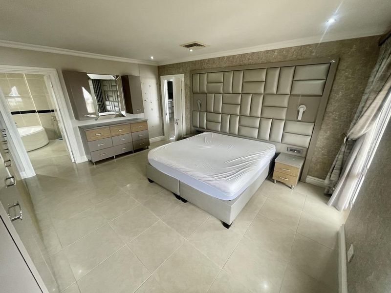 Hendra - Ultra Modern 3-Bedroom Apartment with Drive-Up Access and Breathtaking Views - Photo 9