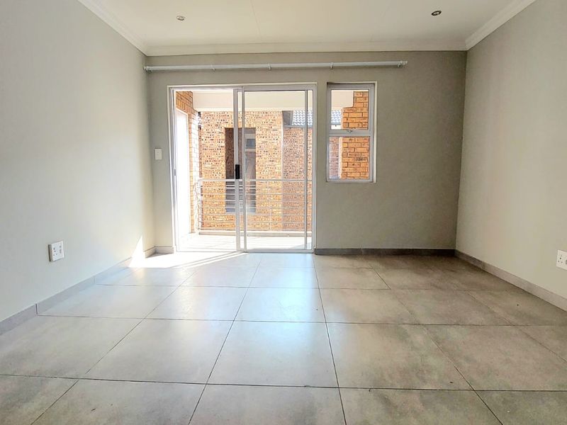 Bright 2-Bedroom Apartment with Open-Plan Living & Extra Storage - Photo 8