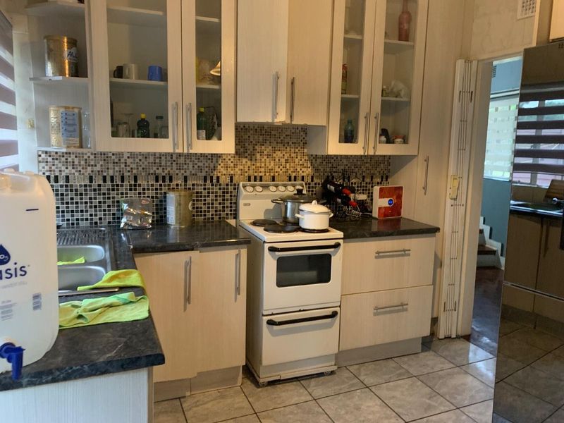 **Charming 2-Bedroom Garden Cottage for Sale on Riffle Range Road, Towerby/Rosettenville - Photo 5