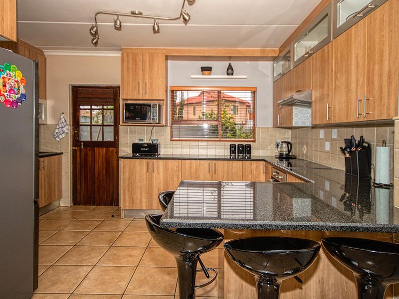 3 Bedroom Meyersig Modern Family home! - Photo 3