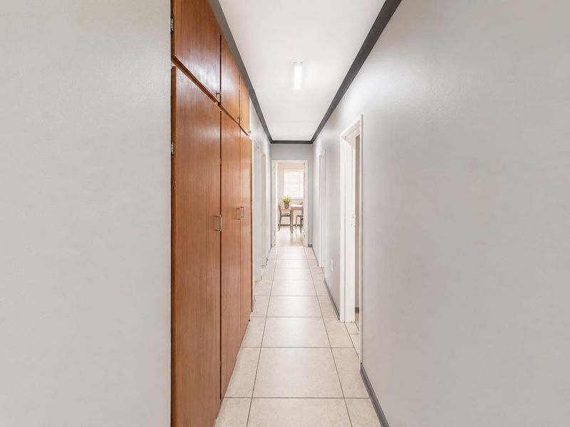 Cozy Family Home with Office & Double Garage Awaits You - Photo 10