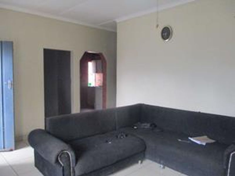 To Let - Photo 2