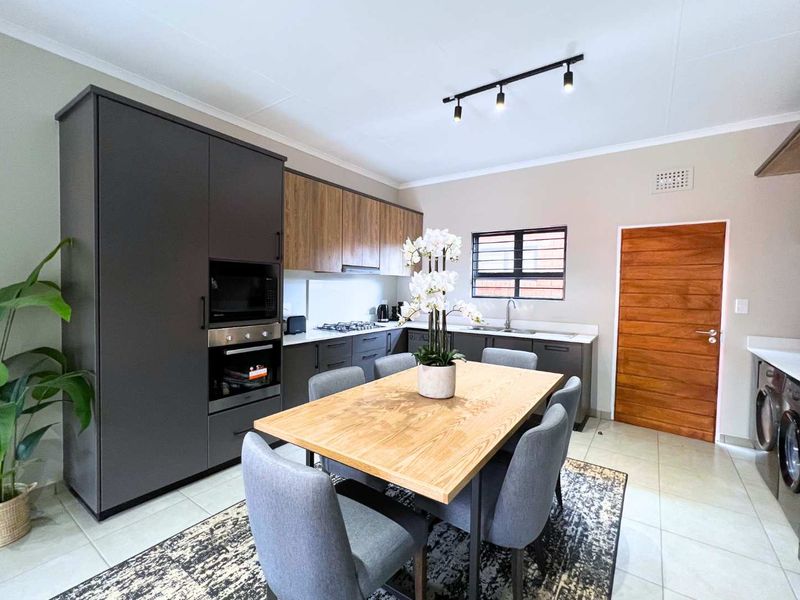 Exceptional living meets modern convenience in the heart of Rietvalleirand. - Photo 10