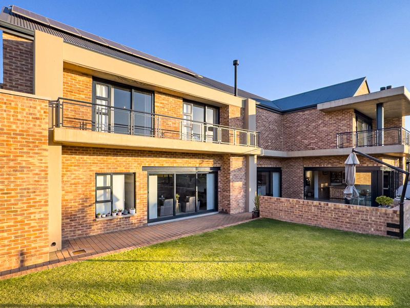 Modern refinement with a view - Photo 3