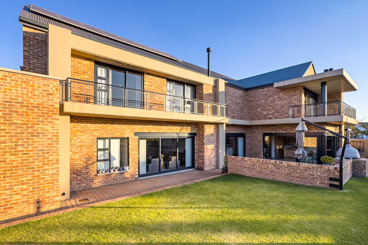 Modern refinement with a view - Photo 3