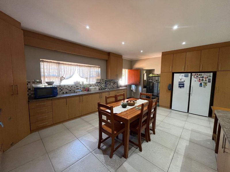 Lovely Family Home with Flat in a Sought-After Area - Photo 8