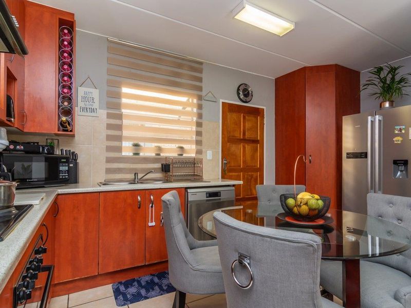 Modern 3-bedroom duplex townhouse with scenic balcony views - Photo 10