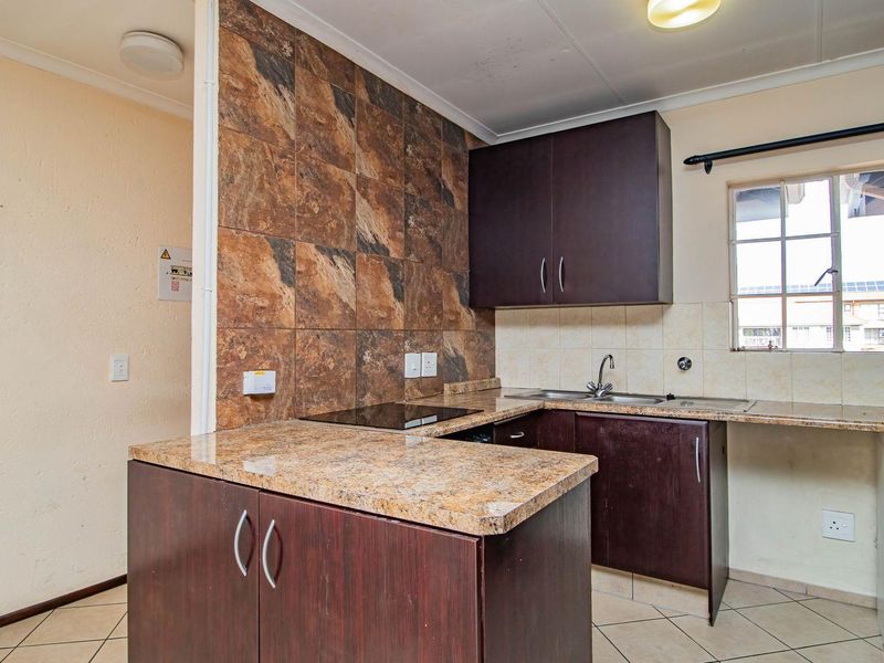 Your Ideal 2-Bed Apartment with Ensuite & Pool Amenities! - Photo 7