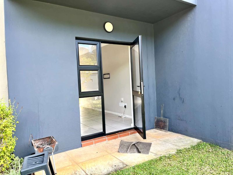 Stylish 1-Bed Garden Apartment in Sought-After The Woods Estate - Photo 6