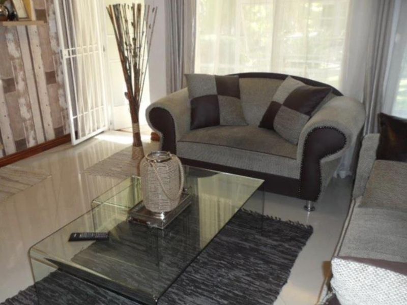 A CHARMING TWO BEDROOM FURNISHED GARDEN APARTMENT - Photo 6