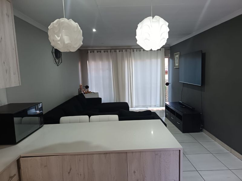 Rare find, Completely Redone 2-Bedroom townhouse with Private Garden in Security Complex. Exclusively Marketed by Sashen Moodley. - Photo 7