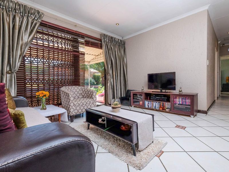 Lovely 3 Bedroom/2 Bathroom Simplex with Double Garage! - Photo 10