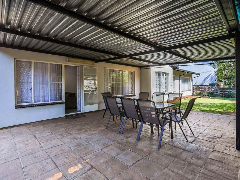 Spacious 4 Bedroom Family Home in Sought-After Garsfontein - Photo 4