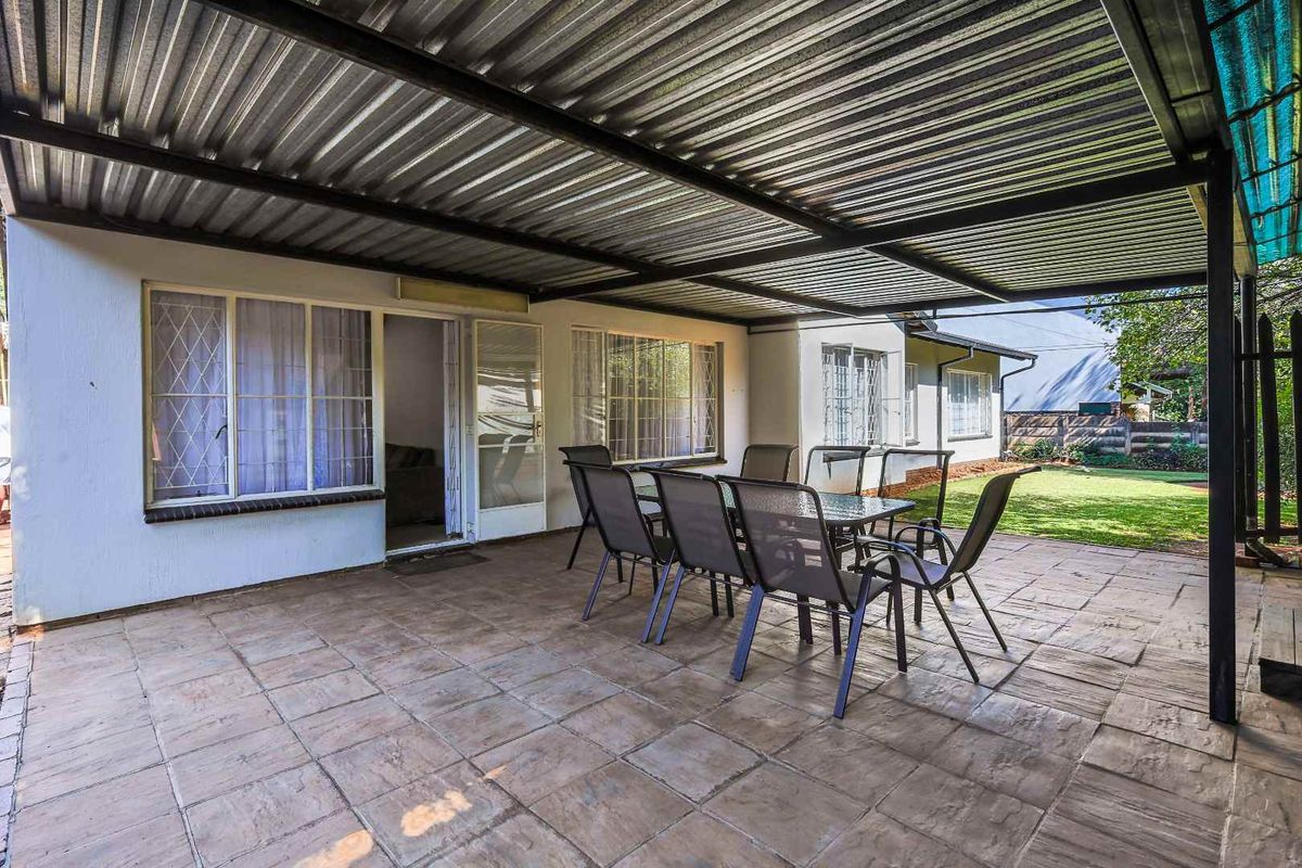 Spacious 4 Bedroom Family Home in Sought-After Garsfontein - Photo 4
