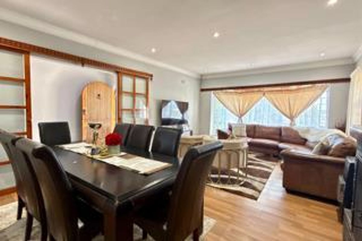 Spacious 4-Bed, 2-bath Family Home on a Massive Stand - Photo 2