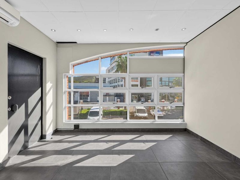 Bright 160m2 Office Space To Let in Roeland Square | Gardens | Excellent Natural Light & Exposure - Photo 3