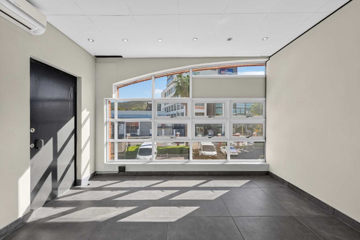 Bright 160m2 Office Space To Let in Roeland Square | Gardens | Excellent Natural Light & Exposure - Photo 3