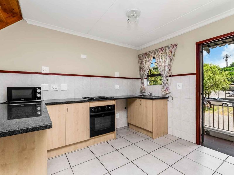 Immaculate 2 Bedroom 2 Bathroom Loft Apartment - Photo 4