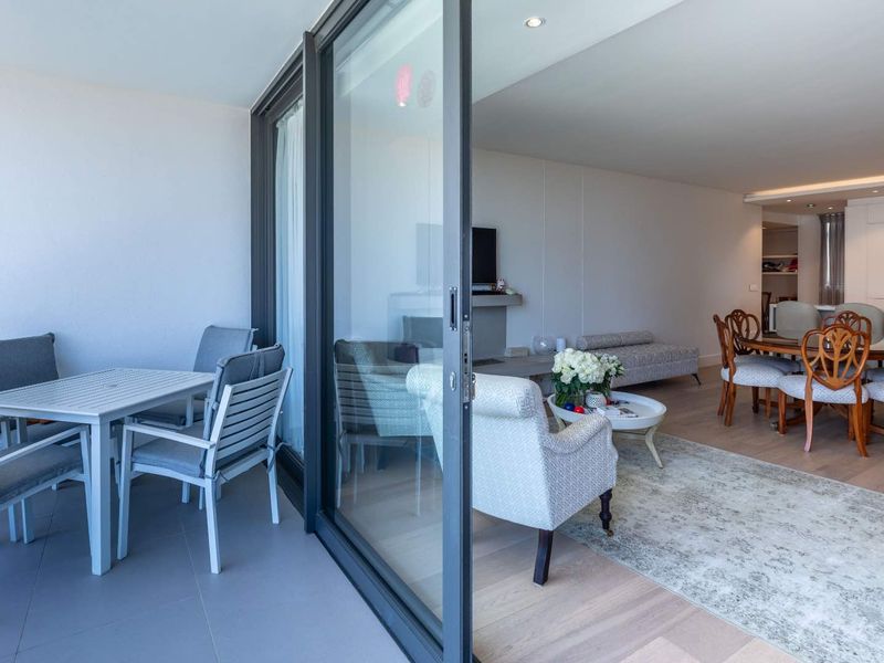 Prime City Living: Secure, Elegant, and Airbnb Friendly! - Photo 9