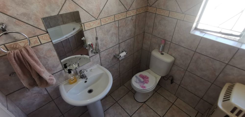Bathroom (nom 2)