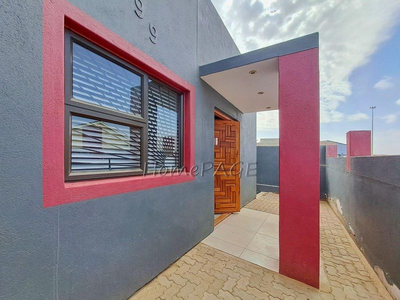 Narraville, Walvis Bay:  4 Bedr home is for sale - Photo 2