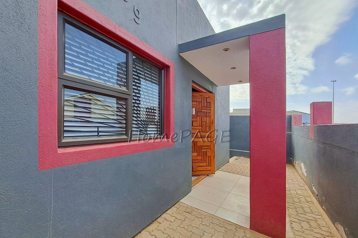 Narraville, Walvis Bay:  4 Bedr home is for sale - Photo 2