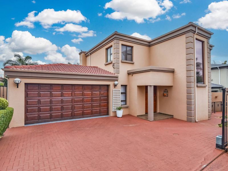 Elegant 3 Bedroom Home with Pool in Secure Willowbrook Estate - Photo 2