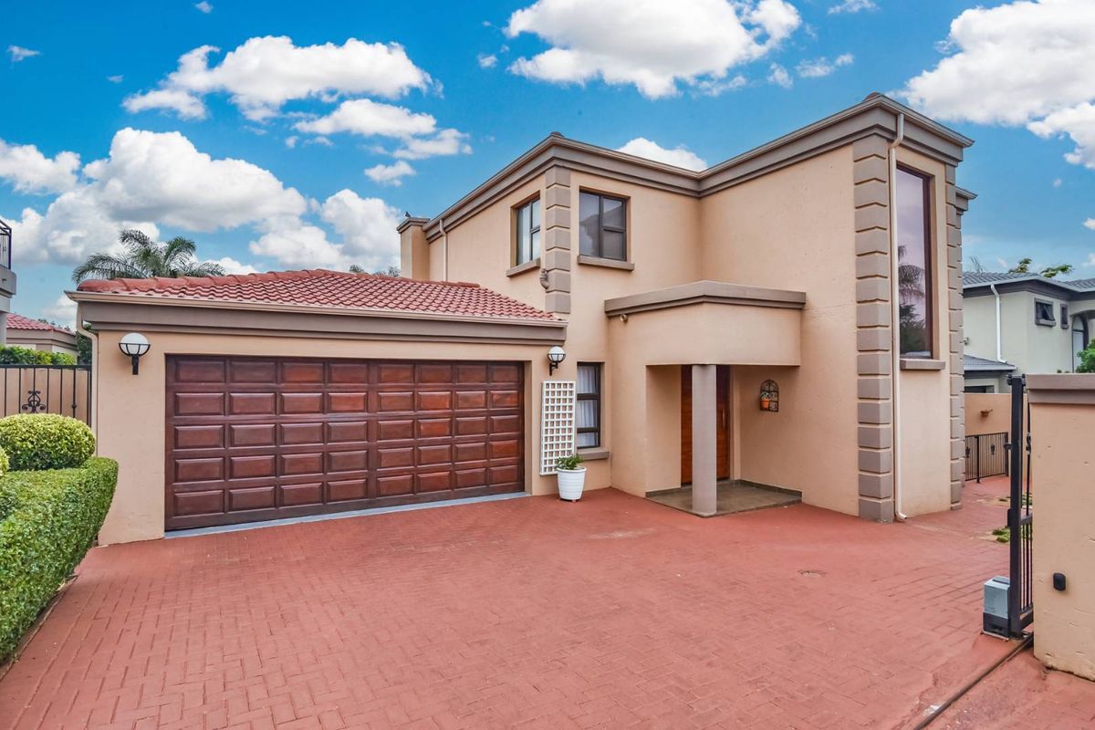 Elegant 3 Bedroom Home with Pool in Secure Willowbrook Estate - Photo 2