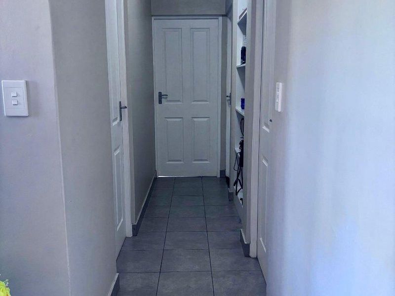 **Spacious 3-Bedroom with build in cupboards in secure community,with added seabreeze*** - Photo 6