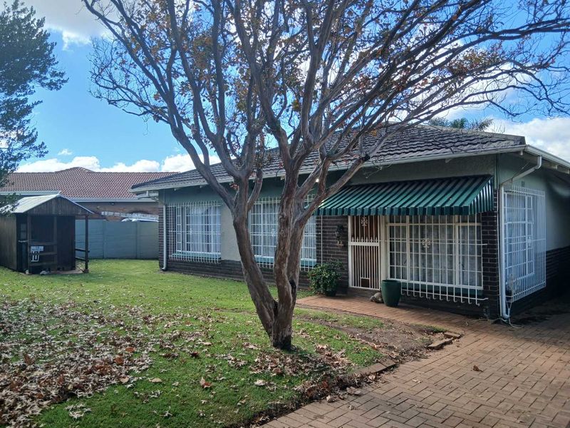 Spacious Family Haven with Two Income Generating Cottages - Photo 2