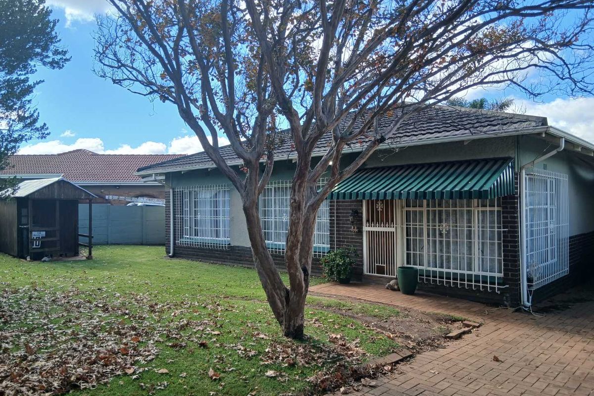 Spacious Family Haven with Two Income Generating Cottages - Photo 2