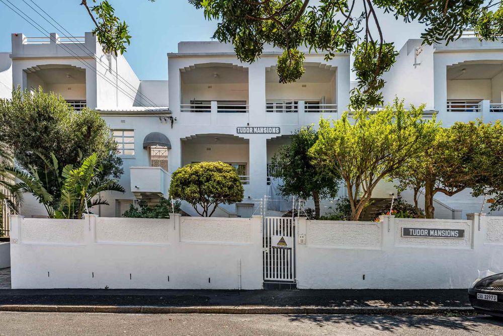 Small Art-Deco building with only 8 units