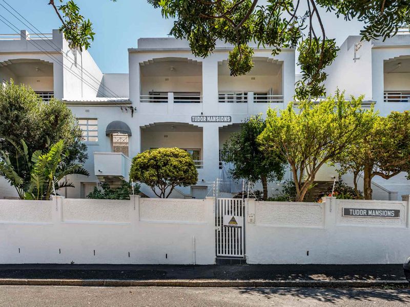 Open-Plan Living, Balcony and Views! - Photo 2