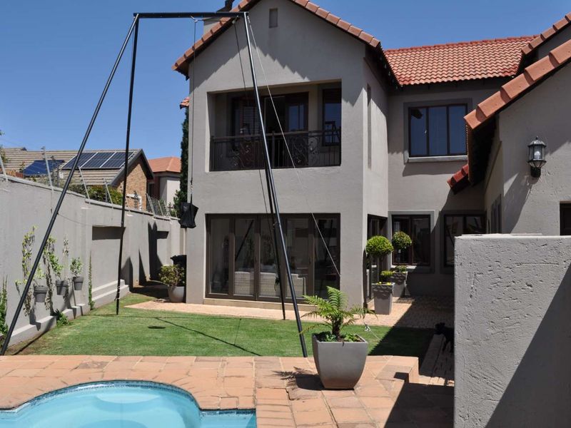 UPMARKET HOME FOR SALE IN SECURITY COMPLEX IS PRETORIA EAST - Photo 2