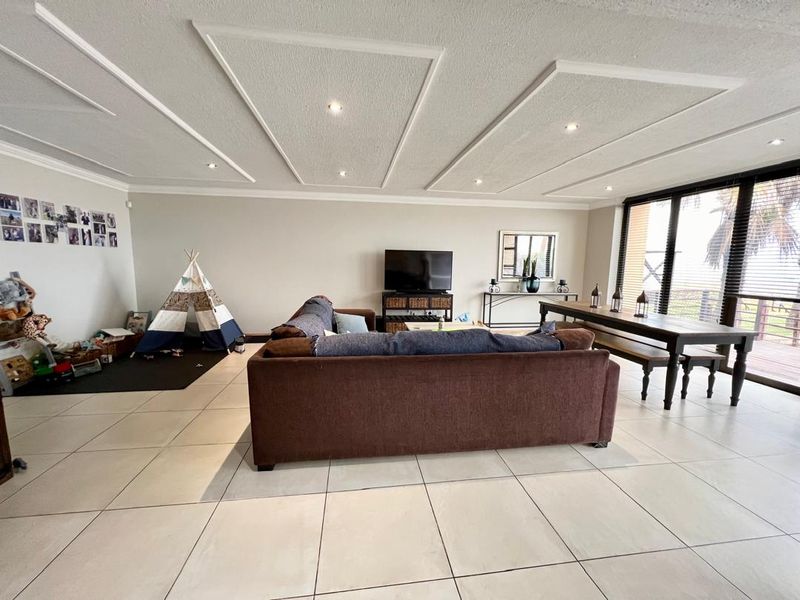 FOR SALE- 4 BEDROOM, 3 STOREY HOUSE IN LONG BEACH, WALVIS BAY, NAMIBIA - Photo 10
