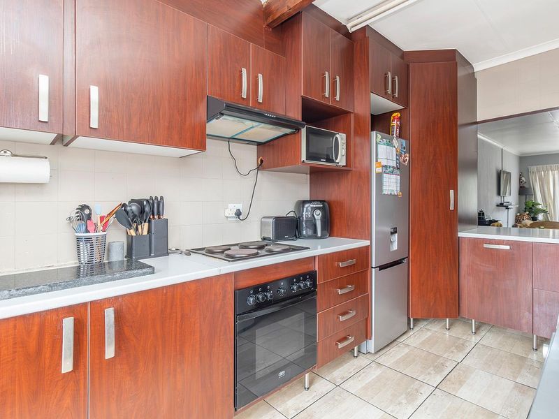 COZY UNIT IN POPULAR COMPLEX. - Photo 4