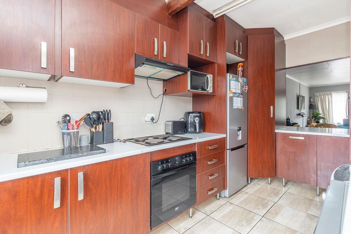 COZY UNIT IN POPULAR COMPLEX. - Photo 4