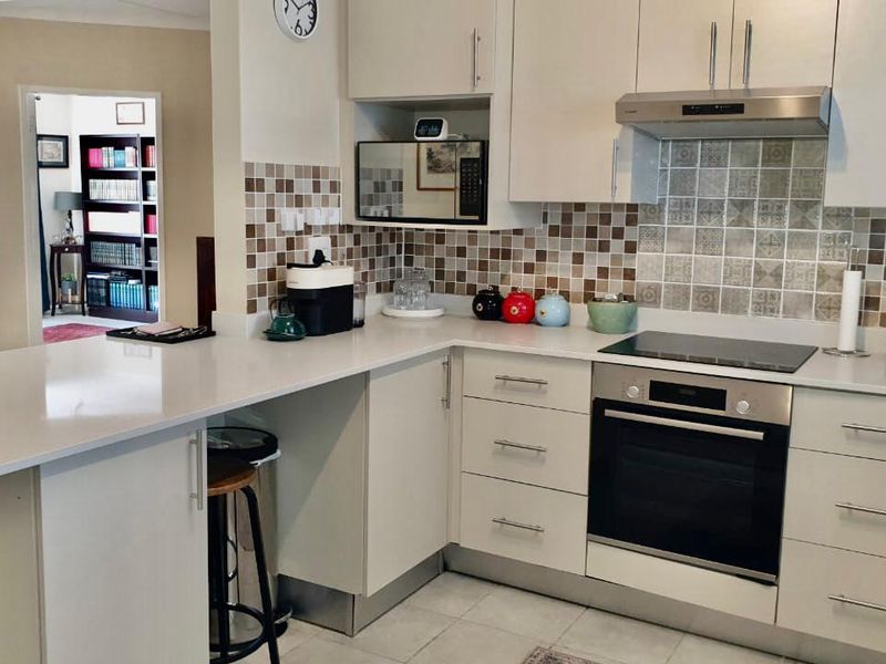 Newly renovated townhouse. - Photo 2