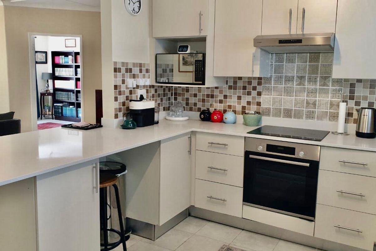 Newly renovated townhouse. - Photo 2