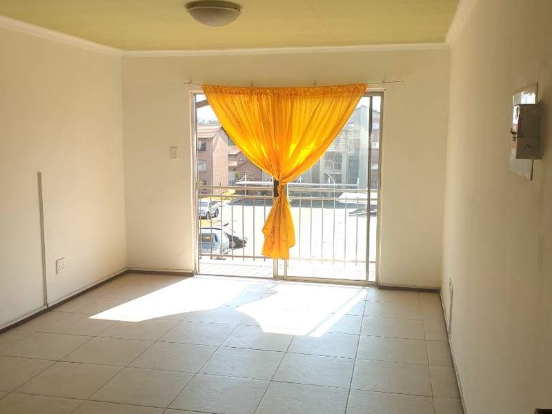 Cozy two-bedroom first floor apartment for sale in Kleinfontein Lake, Benoni - Photo 6