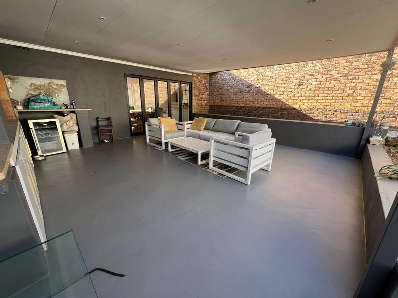 ELEGANT FAMILY HOME WITH LUXURY FEATURES - Photo 2